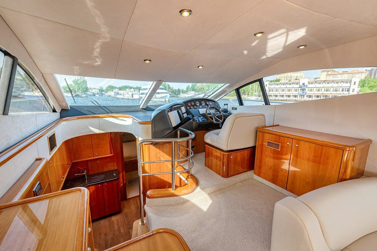 Аренда яхты Sunseeker Predator 50 в Москве - главная палуба